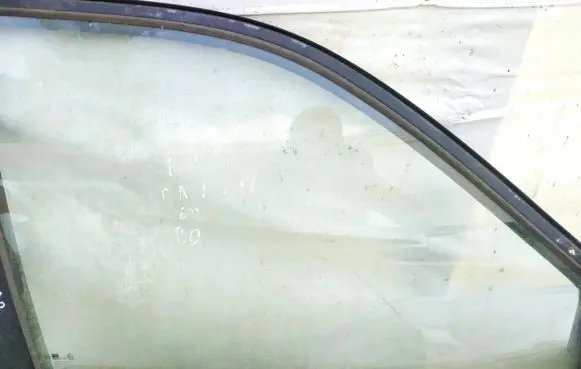 KIA Carnival Front door window glass four-door