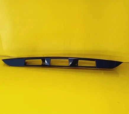 Trunk door license plate light bar
