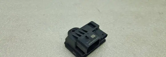 BMW 5 F10 F11 Glow plug pre-heat relay 8570087 140203 0522120103