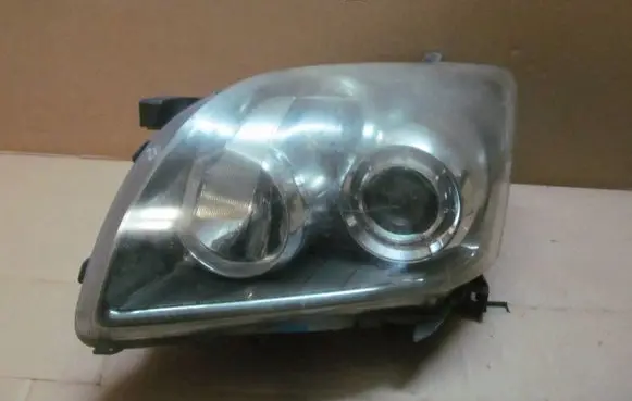 Toyota Avensis T250 Headlight/headlamp 35108