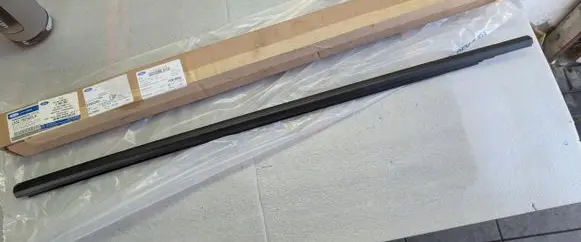 Ford Explorer VI Windshield trim LB5B-S20562-AD