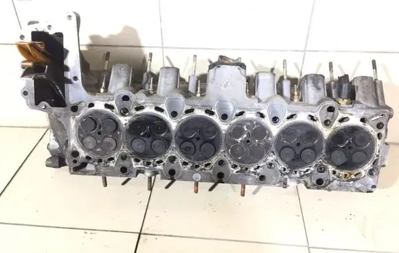 BMW 5 E39 Engine head 7788580 77885819