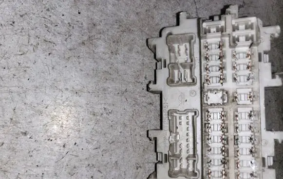 Nissan Navara D40 Fuse module EA00A