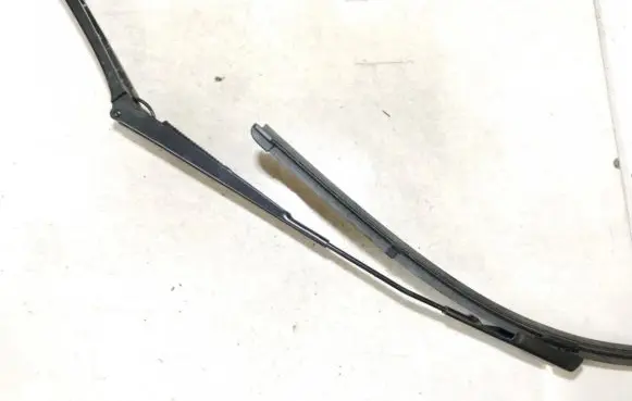 Front wiper blade arm