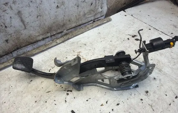Opel Zafira A Clutch pedal