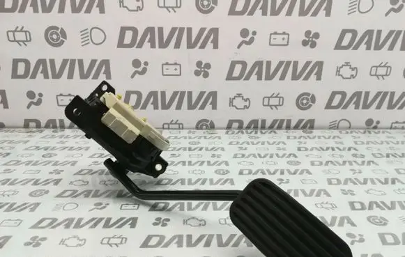 Accelerator throttle pedal