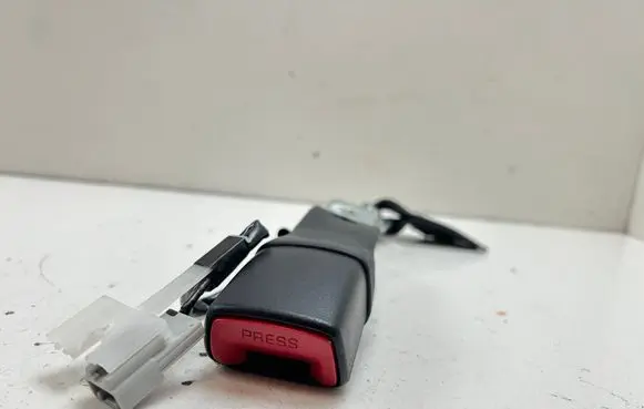 Lexus CT 200H Rear seatbelt buckle 15583