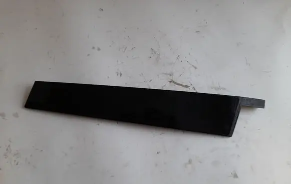 Volkswagen Touareg II Front door glass trim molding 7P6837902
