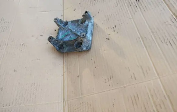 Engine mounting bracket