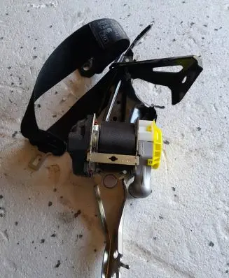 Lexus RX 450H Middle seatbelt (rear) Q090001