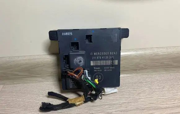 Mercedes-Benz E W211 Door control unit/module 2118704126 211870412601 A2118704126