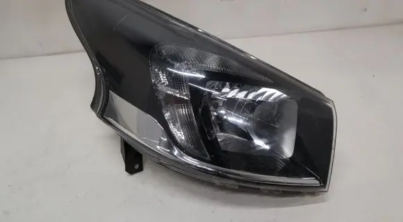 Opel Vivaro Headlight/headlamp 260107798R 93867953