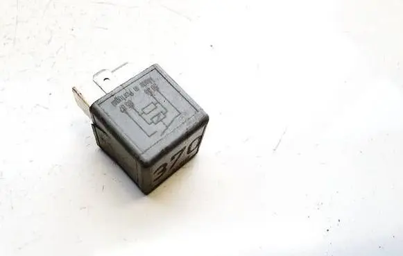 Volkswagen PASSAT B5.5 Other relay 8D0951253A v23134-j52-x300