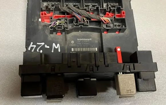 Volkswagen PASSAT B6 Fuse module 3C0937049J H37S1301