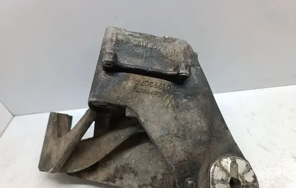 Volkswagen Touareg I Engine mounting bracket 070199307A AGR41352