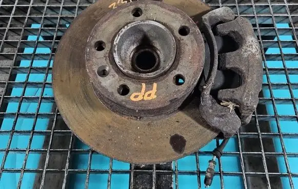 Front wheel hub spindle knuckle