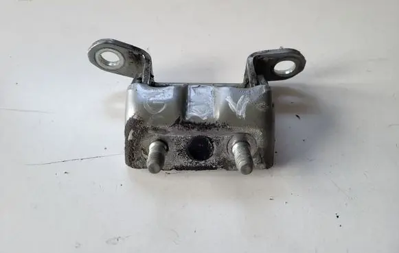 Nissan Qashqai Rear door upper hinge