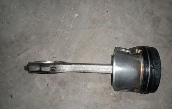 KIA Sportage Piston with connecting rod