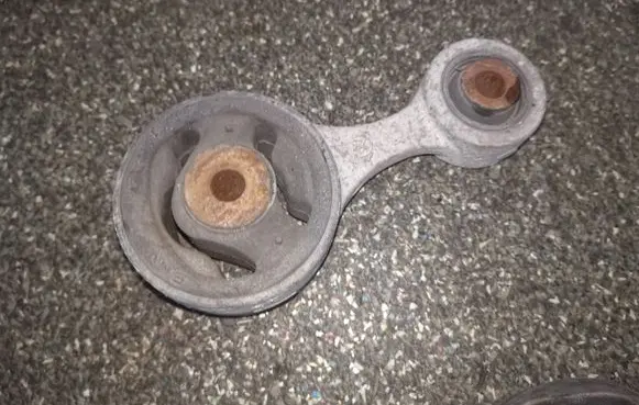 Honda Civic Engine mount bracket