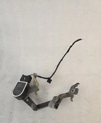 Volvo XC40 Rear air suspension level height sensor 32221477