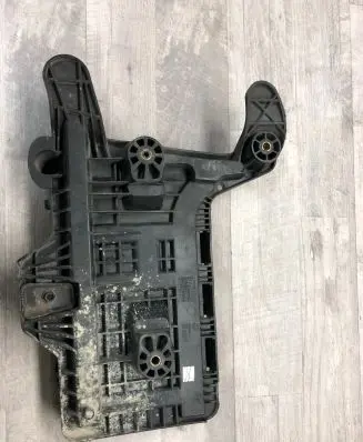 Volkswagen PASSAT B6 Battery box tray 1K0915333C
