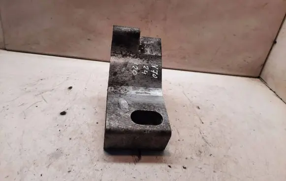 Volvo V70 Engine mounting bracket 8684381 020749