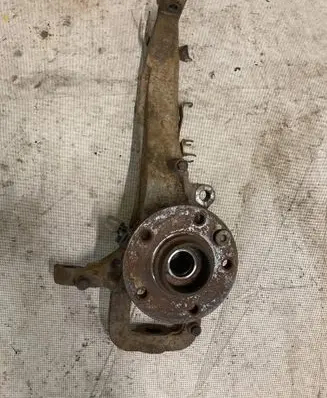 Volkswagen Touareg I Front wheel hub spindle knuckle