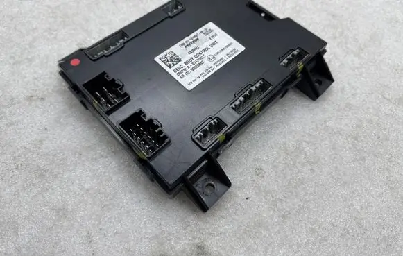 Tesla Model S Comfort/convenience module 101090700D 30028867 P0747Q08F