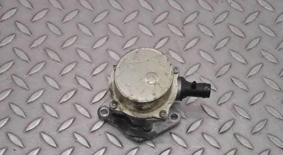 Nissan Qashqai Vacuum pump 146505272R