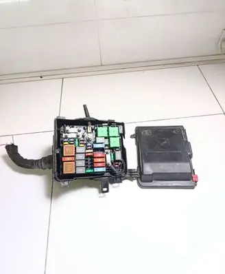 Peugeot 308 Fuse module 9804848580