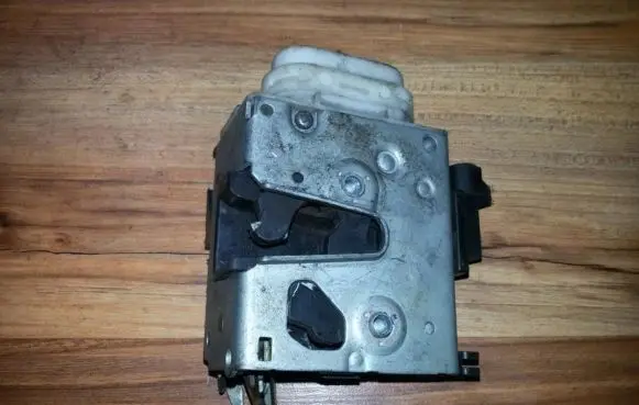 Audi A4 S4 B5 8D Front door lock 8D2837016E