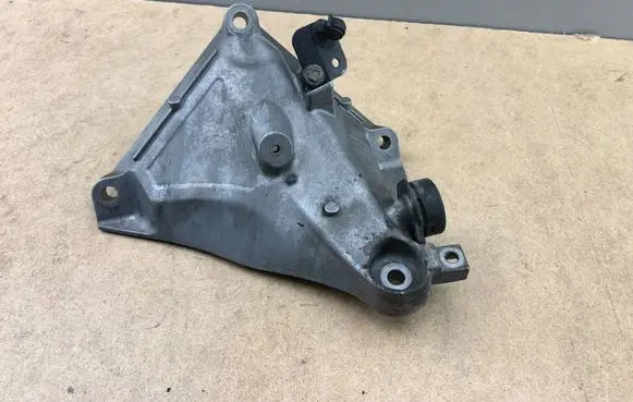 BMW 3 E90 E91 Engine mounting bracket 6770041 6774299 22116774299