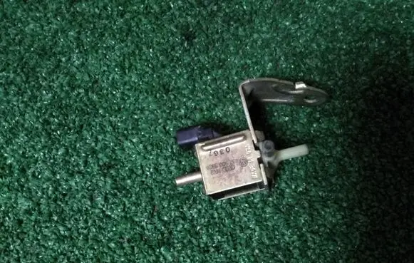 Audi A6 S6 C5 4B Turbo solenoid valve 437906283A