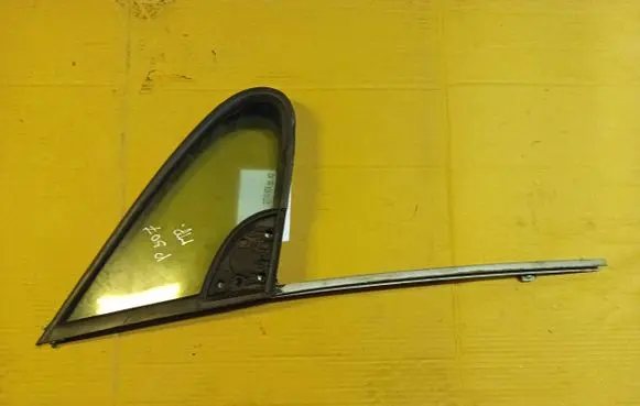 Peugeot 307 Front door vent window glass four-door 