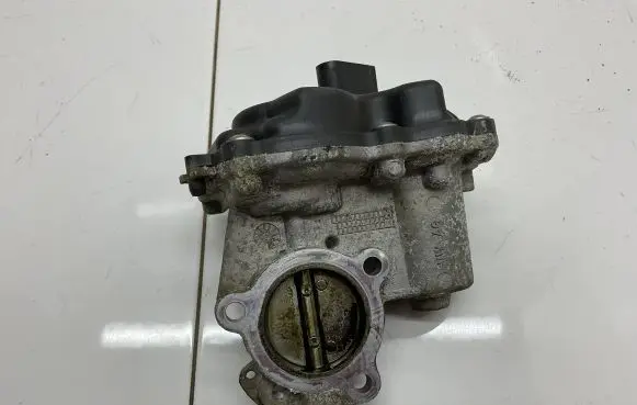 Volkswagen Jetta VI EGR valve 04L131501D
