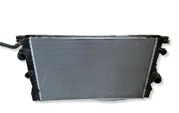 BMW 5 G30 G31 G38 Coolant radiator 8596121 R001082