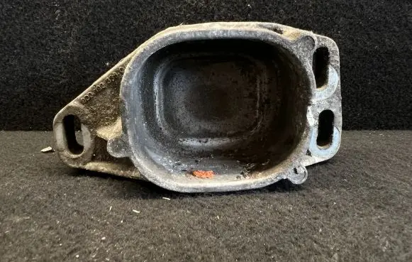 Volkswagen PASSAT B5.5 Engine mounting bracket 8117802