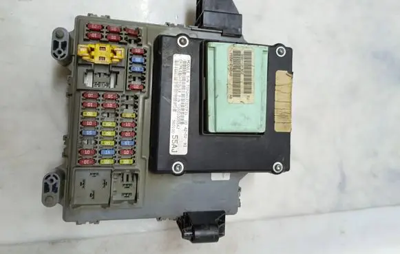 Jeep Cherokee Fuse module P56010345AB 33811213CZ T5PQH037221P31