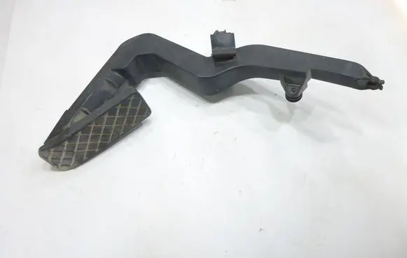 Accelerator throttle pedal