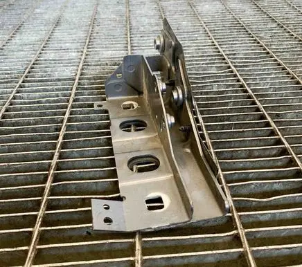 Land Rover Discovery 4 - LR4 Fender mounting bracket 17141