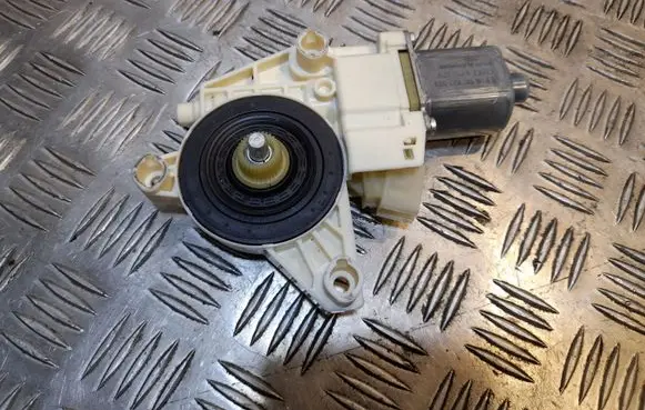 Mercedes-Benz E W212 Front door window regulator motor A2048200142