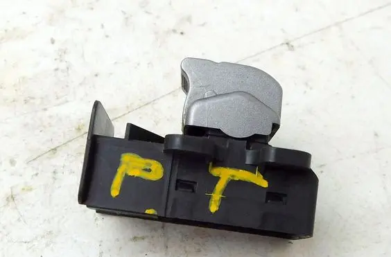 Honda FR-V Quarter vent window switch 191667