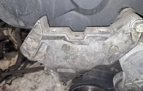 Volkswagen Touran I Engine mounting bracket 03g199207e