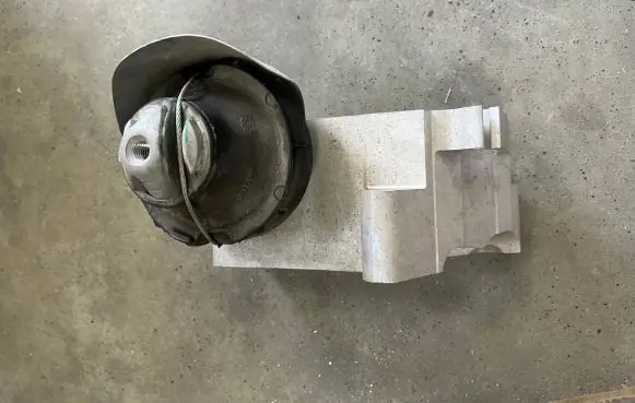 Volvo V70 Engine mount bracket 30778951