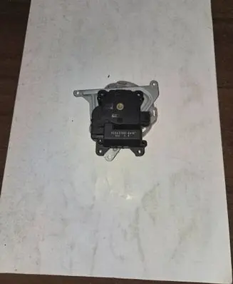Toyota Corolla Verso E121 Air flap motor/actuator AE0637008610