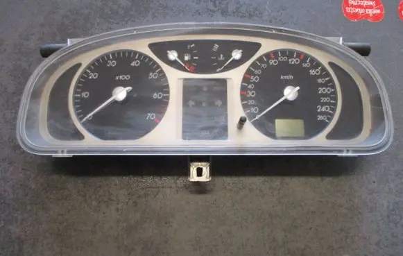 Renault Laguna II Speedometer (instrument cluster) 8200218874 7N10Y493 501018610077