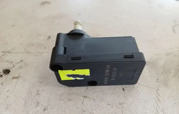 Volkswagen Touran I Headlight level adjustment motor 1J0941295A VP4SHX-13K198-AA 30.93201.03