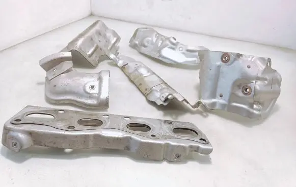 Nissan Juke I F15 Heat shield in engine bay 