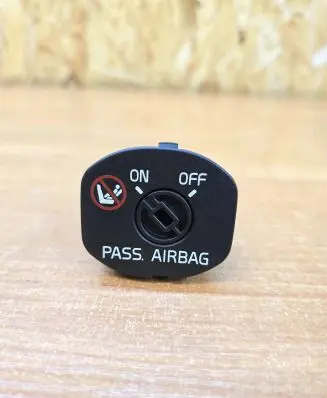 Passenger airbag on/off switch