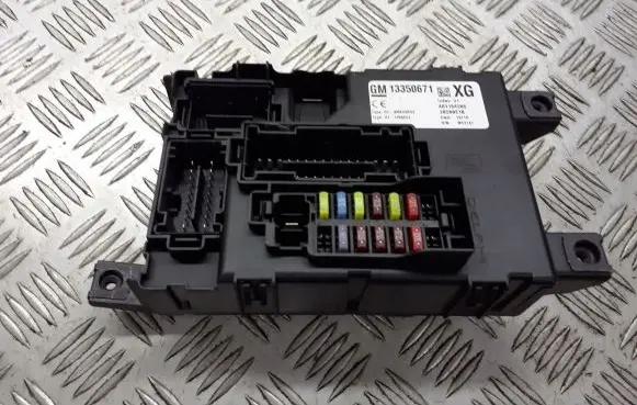 Opel Corsa D Fuse box cover 13350671